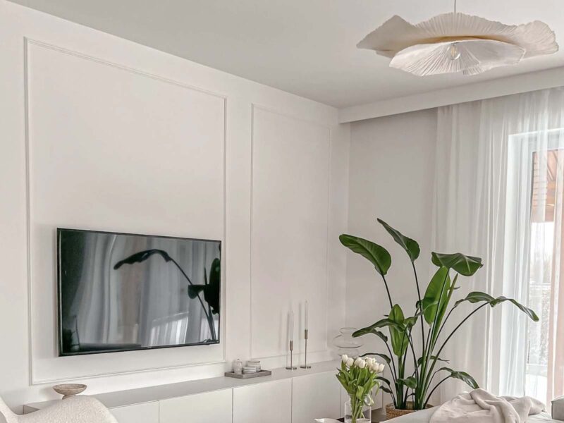 Maskownica karnisza Mardom Decor QL035 zastosowana w oknie salonu