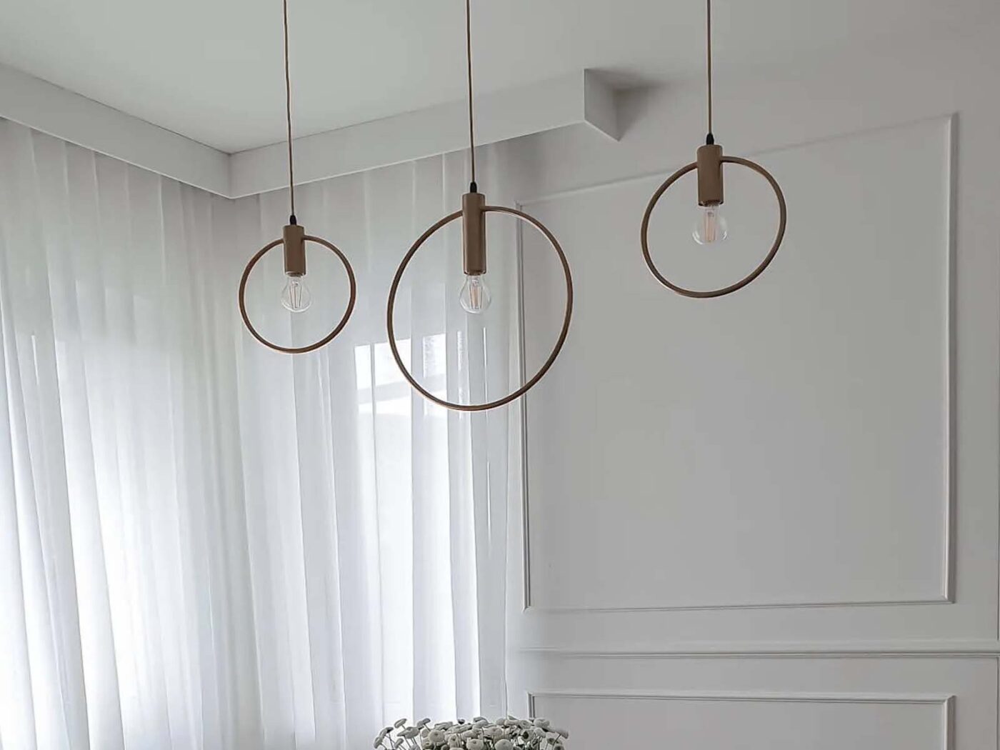 Maskownica karnisza Mardom Decor QL035 zastosowana w oknie salonu z firaną