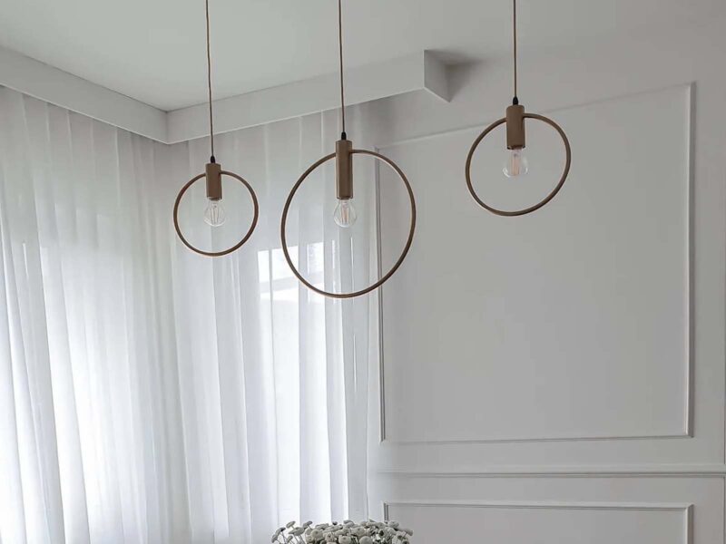 Maskownica karnisza Mardom Decor QL035 zastosowana w oknie salonu z firaną