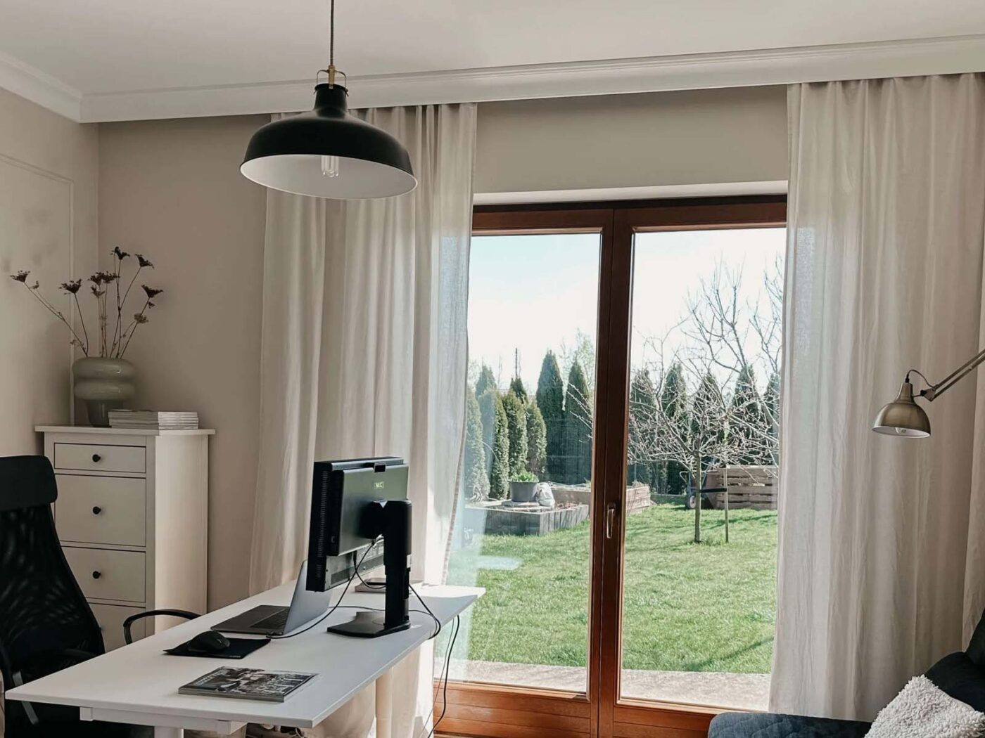 Maskownica karnisza Mardom Decor MD161 LightGuard LED zamontowana przy suficie