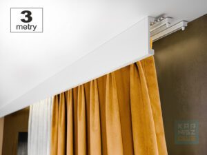 Maskownica karnisza Creativa LK-03 LightBlocker 12×300 cm w aranżacji z zasłoną