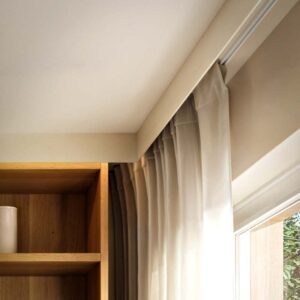 Maskownica karnisza Orac Decor CX215-2600 LEDGE z miejscem na taśmę LED we wnętrzu salonu