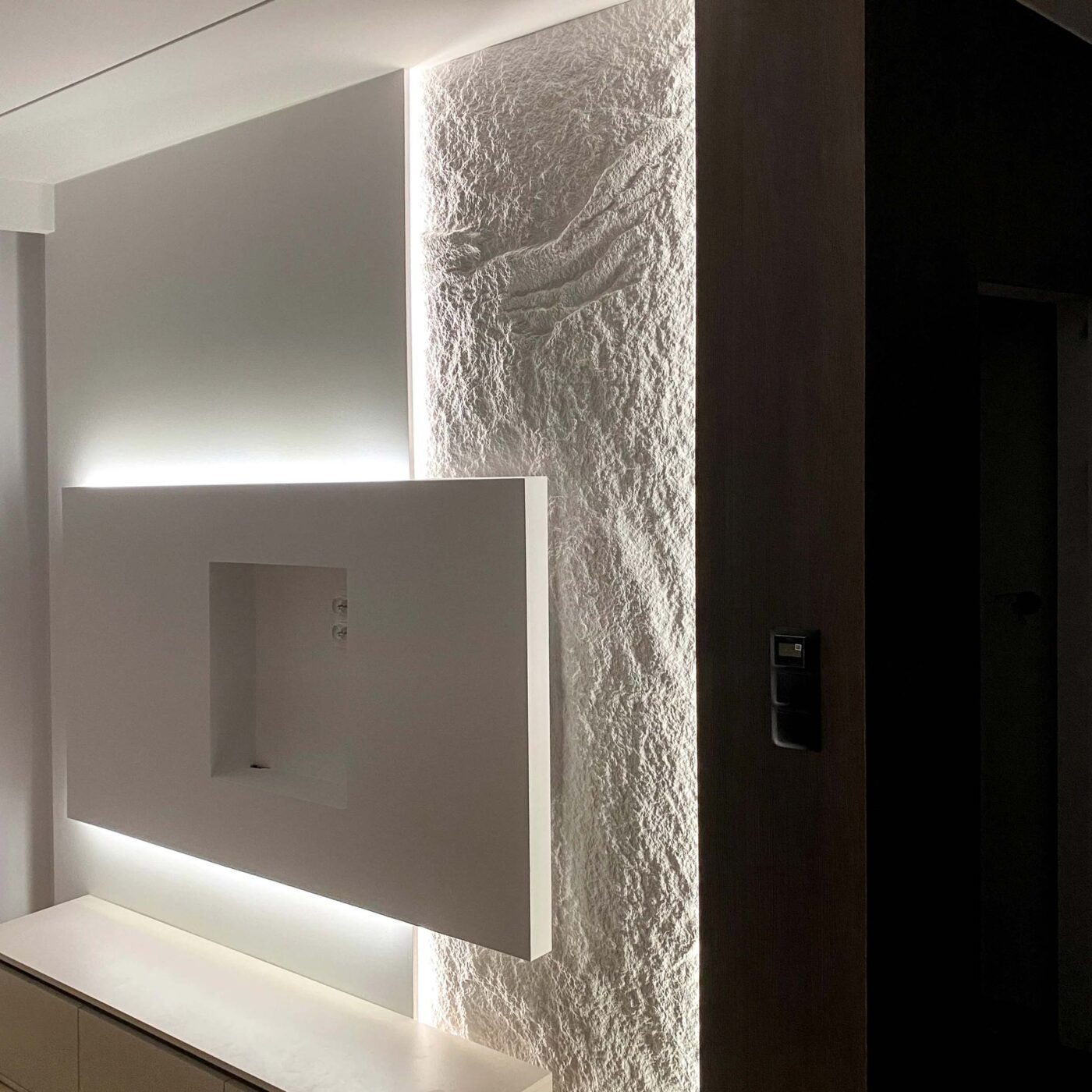 Panel ścienny Santero H1 Stone Touch Murso w aranżacji – imitacja kamienia przy zabudowie TV