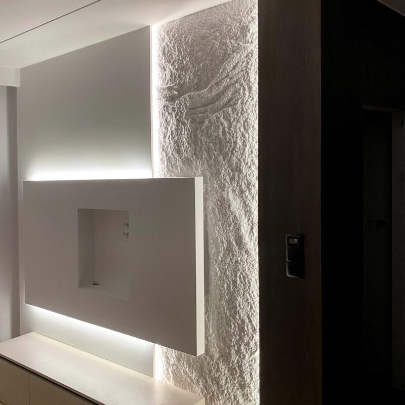 Panel ścienny Santero H1 Stone Touch Murso w aranżacji – imitacja kamienia przy zabudowie TV