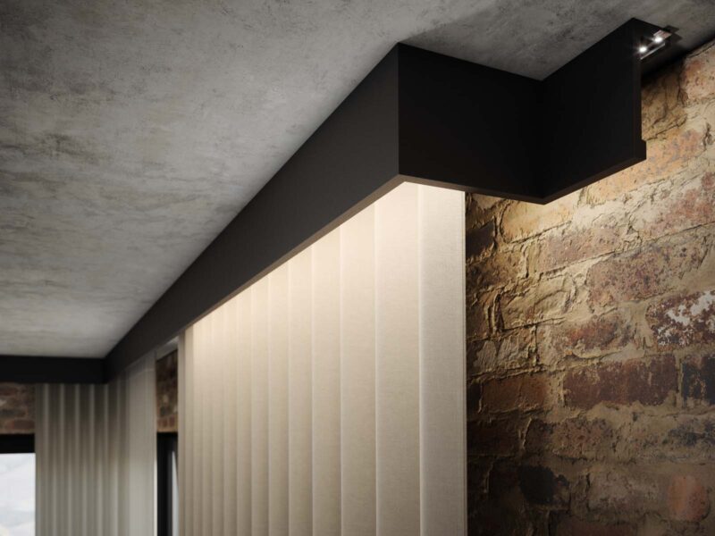 Czarna maskownica karnisza Creativa LK-03 LightBlocker zamontowana na suficie, podświetlająca ceglastą